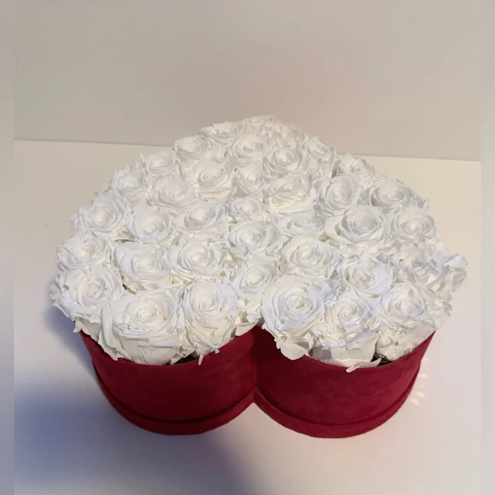 Venus Et Fleur Large Heart-Shaped Box with 36 Eternity White Roses - Picture 5 of 16